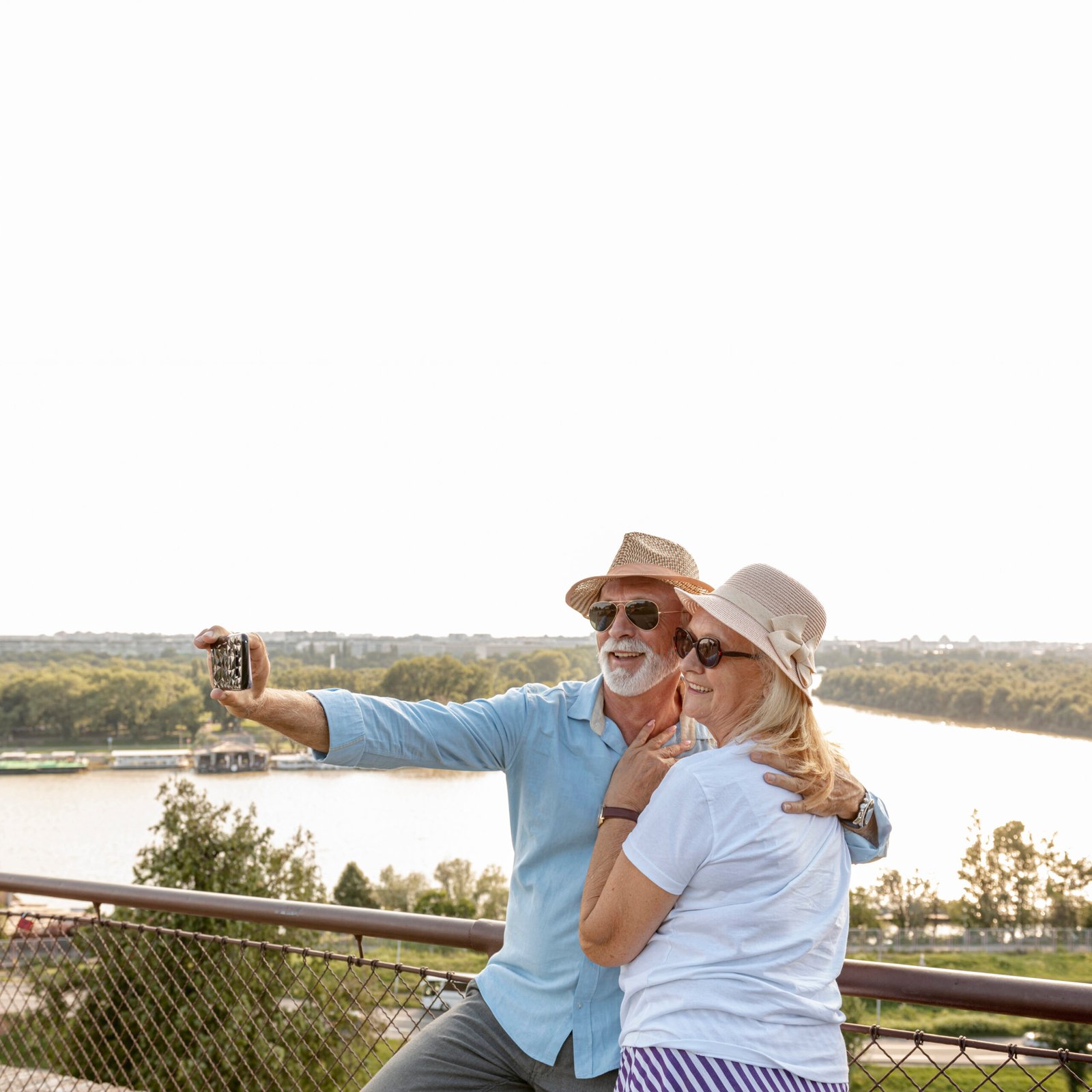 happy-old-couple-taking-selfie
